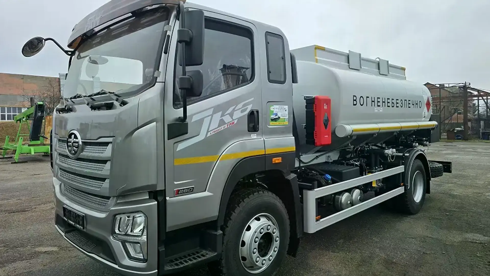 Сірий автопаливозаправник FAW CA 5181 з цистерною, вид спереду збоку