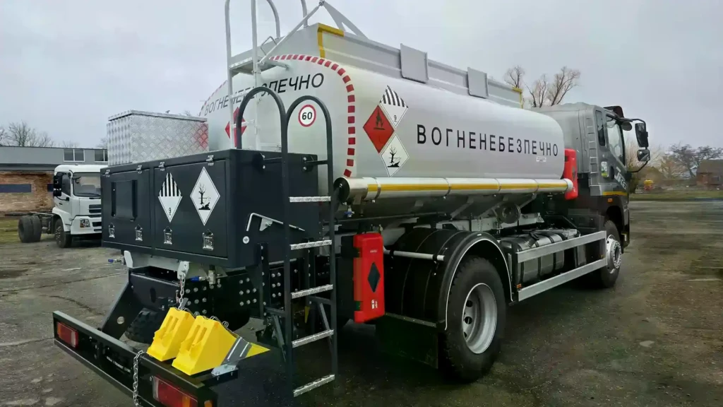 В Украине изготовили автотопливозаправщик АПЗ-10 на шасси FAW CA 5181. Узнайте характеристики, оснащение и возможности новинки.