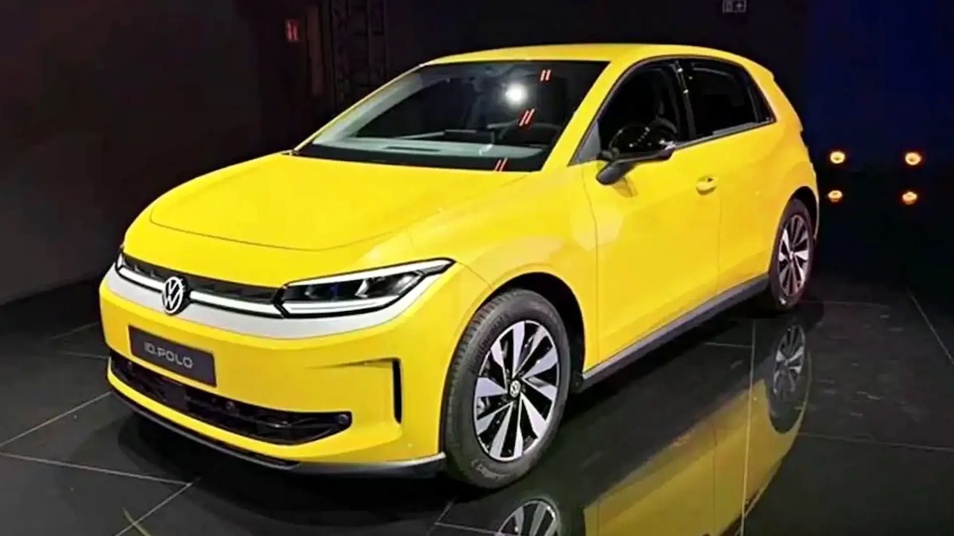 Новий VW ID.Polo жовтого кольору, вид спереду збоку на презентаційному майданчику