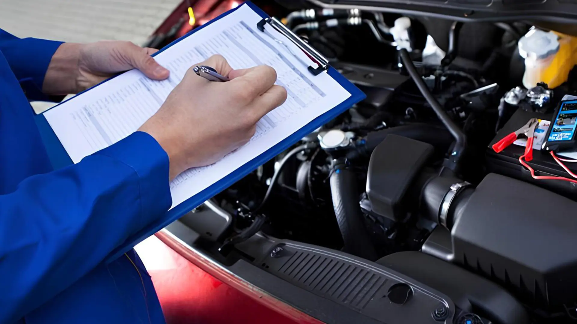 Техогляд в Україні 2026 під час перевірки автомобіля з відкритим капотом