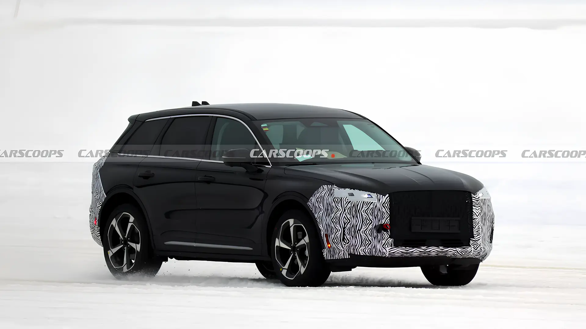 Новий кросовер Lincoln на зимових тестах, вид спереду збоку