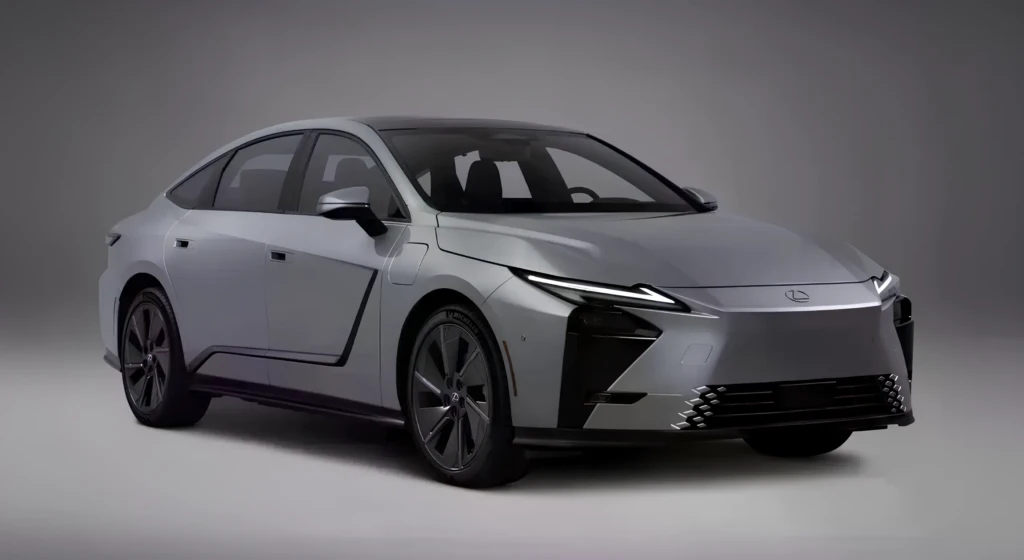 Сріблястий Lexus ES 350e у студії, ракурс спереду зліва: закритий передок без решітки, тонкі LED-фари, чорні вертикальні вставки в бампері та темні аеродинамічні диски