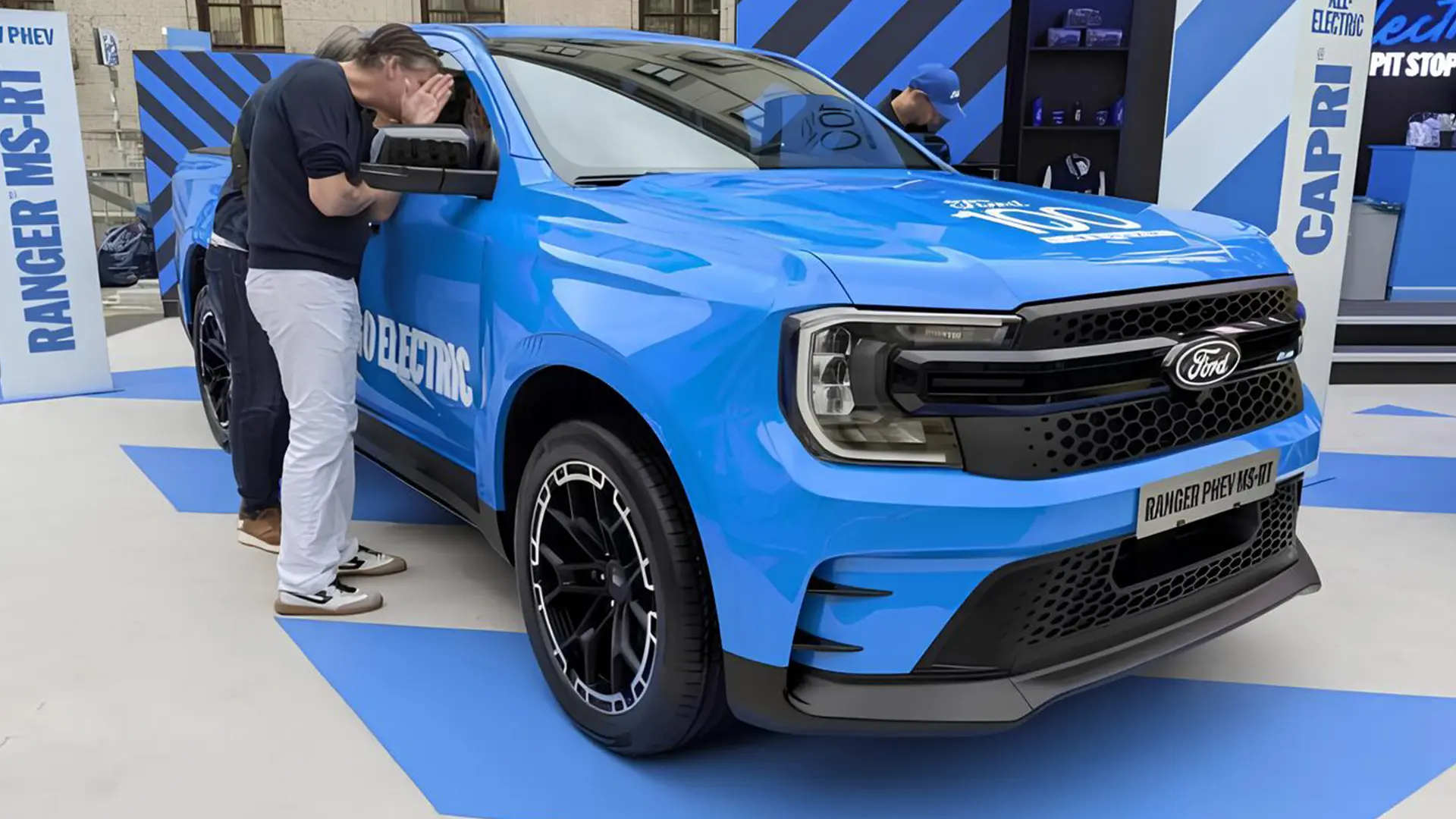 Ford відкликає авто, синій пікап Ford на презентаційному майданчику, вид спереду збоку