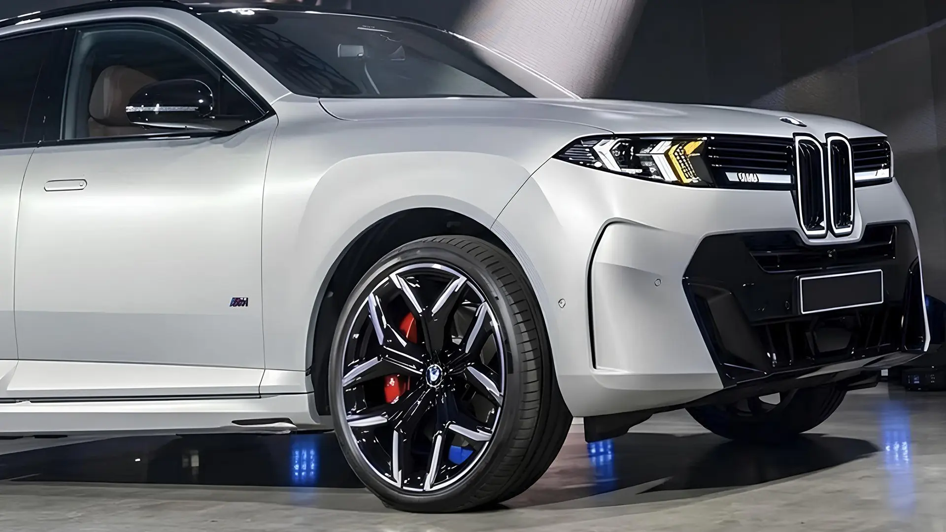 Нові BMW X5 та 7 Series, фрагмент передньої частини білого автомобіля BMW