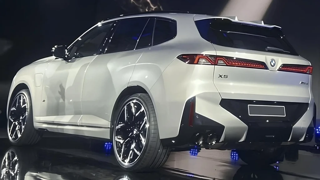 Нові BMW X5 та 7 Series, білий BMW X5 у задньому боковому ракурсі