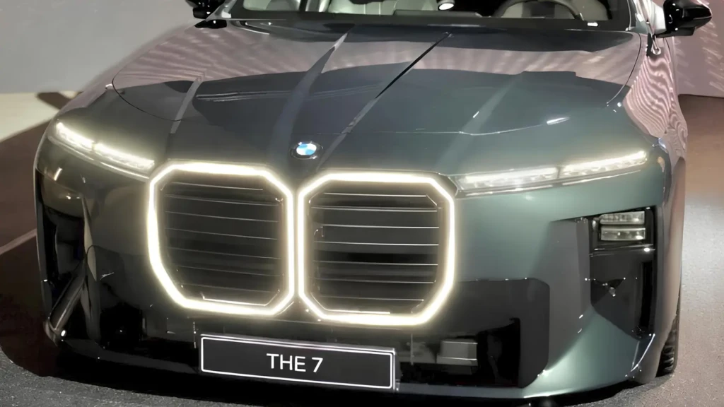 Нові BMW X5 та 7 Series, передня частина BMW 7 Series з підсвіченою решіткою радіатора