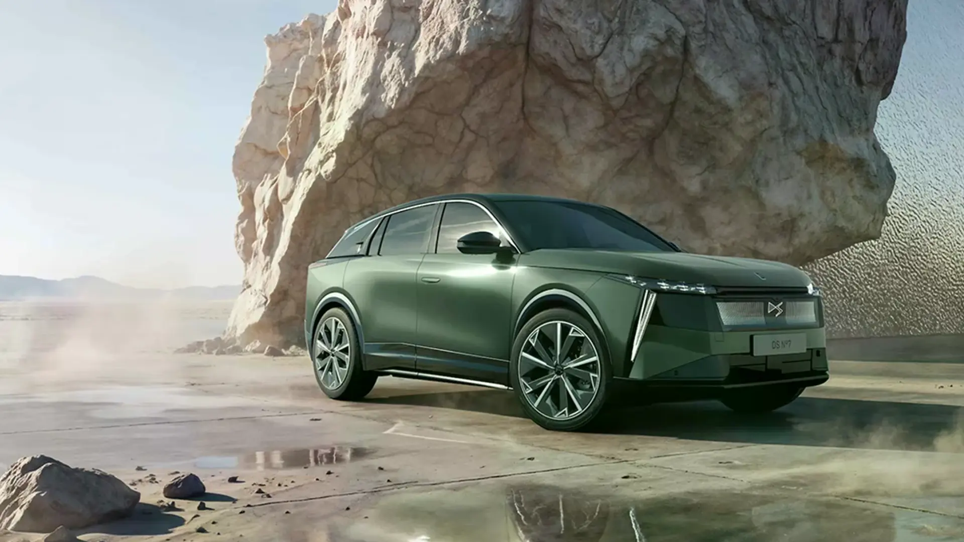 Новий DS N°7 зеленого кольору, вид спереду збоку