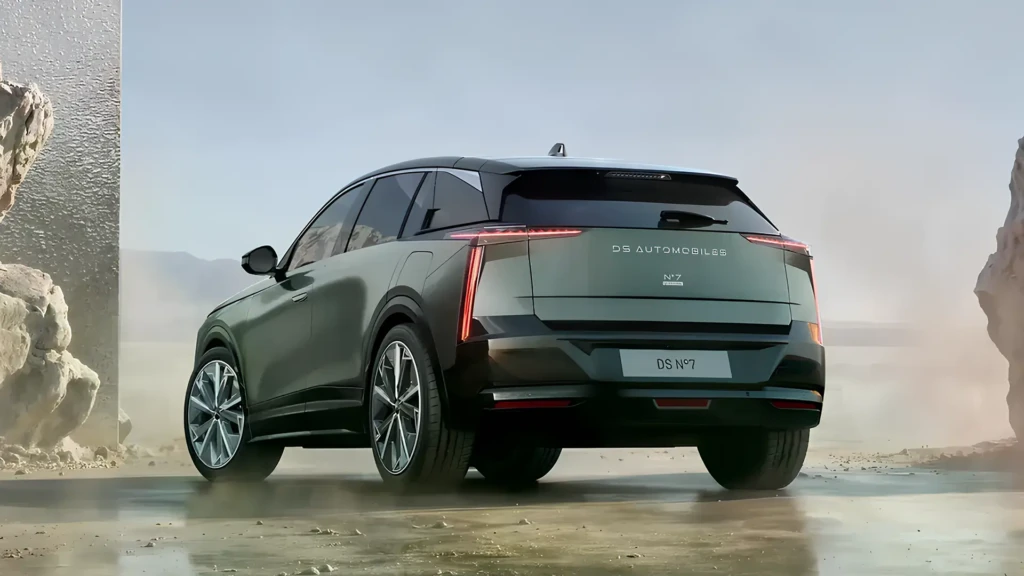 Новый DS N°7 зелёного цвета, вид сзади сбоку