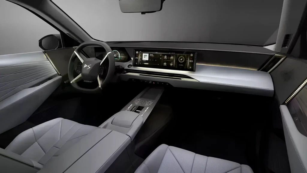 Интерьер нового DS N°7 с широким цифровым дисплеем и минималистичной передней панелью