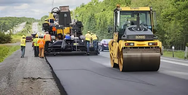 Ремонт дорог в Украине: укладка нового асфальта дорожной техникой на трассе