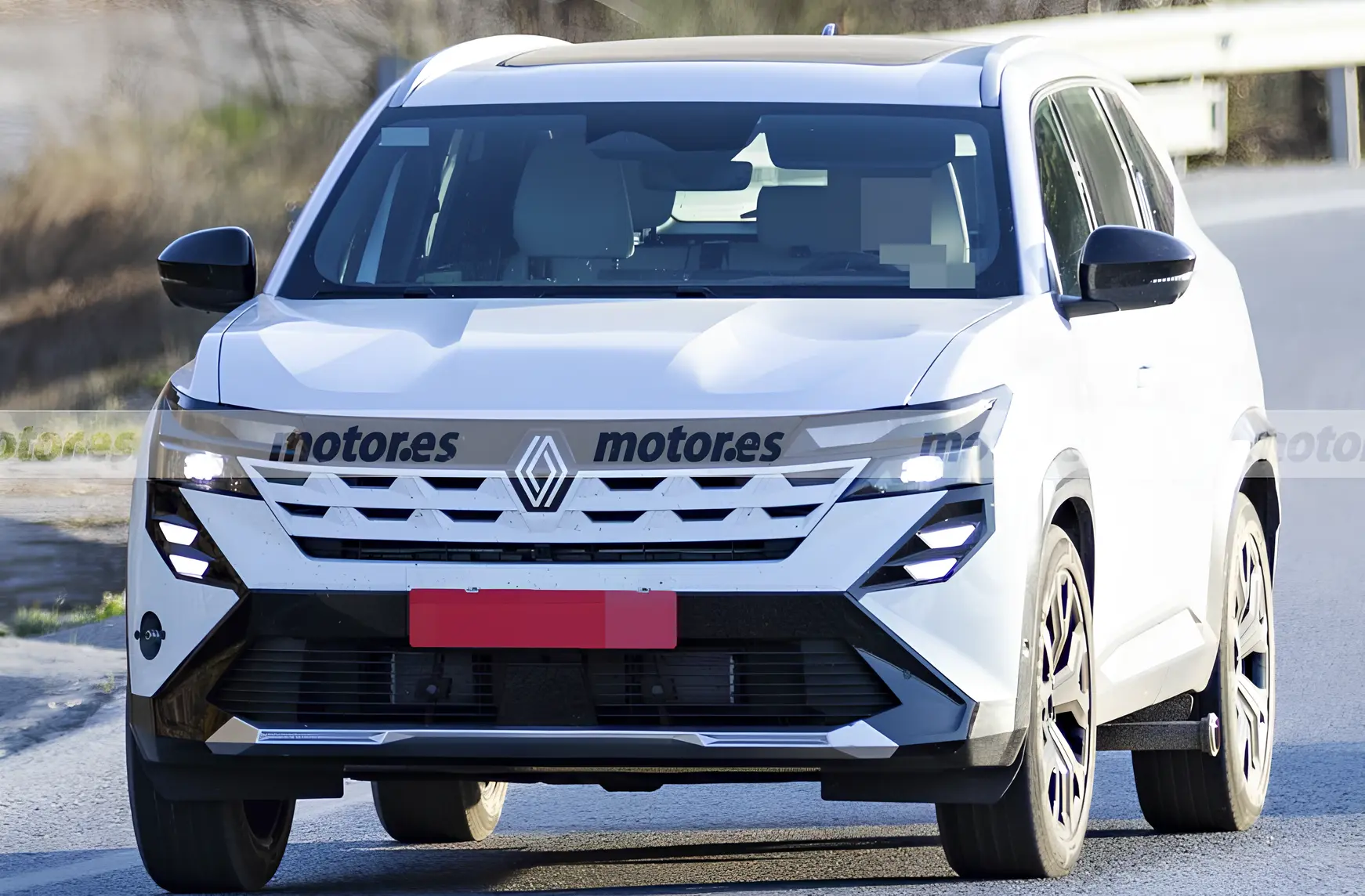 Прототип білого кросовера Renault на дорожніх тестах, вигляд спереду, камуфляж бампера та нова оптика