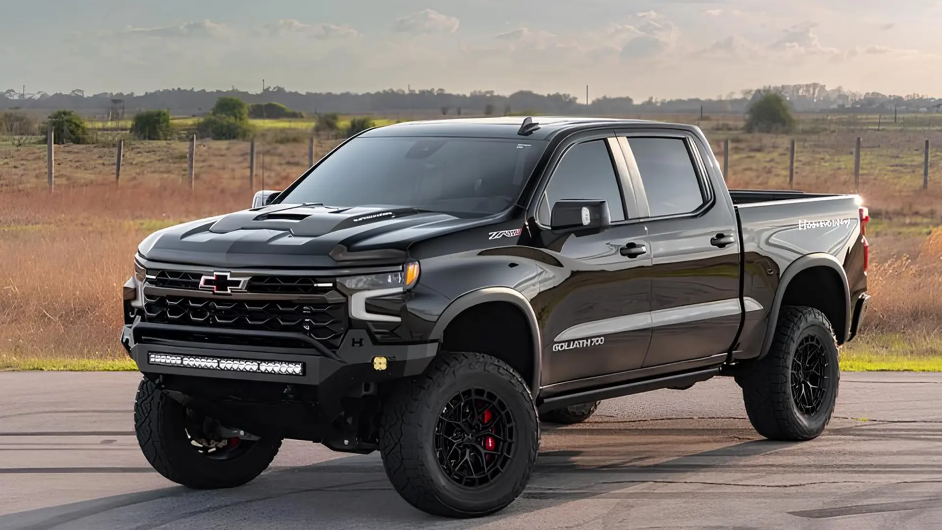 700-сильний пікап Chevrolet Silverado чорного кольору, вид спереду збоку