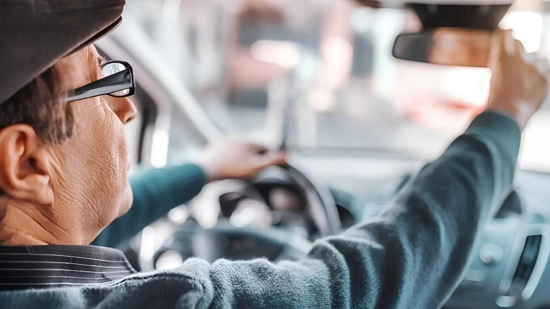 Водіям після 65 готують нові правила, літній водій за кермом автомобіля