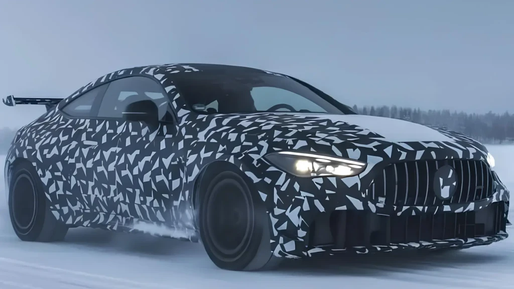 Mercedes CLE 63 у камуфляжі під час зимових тестів, вид спереду збоку