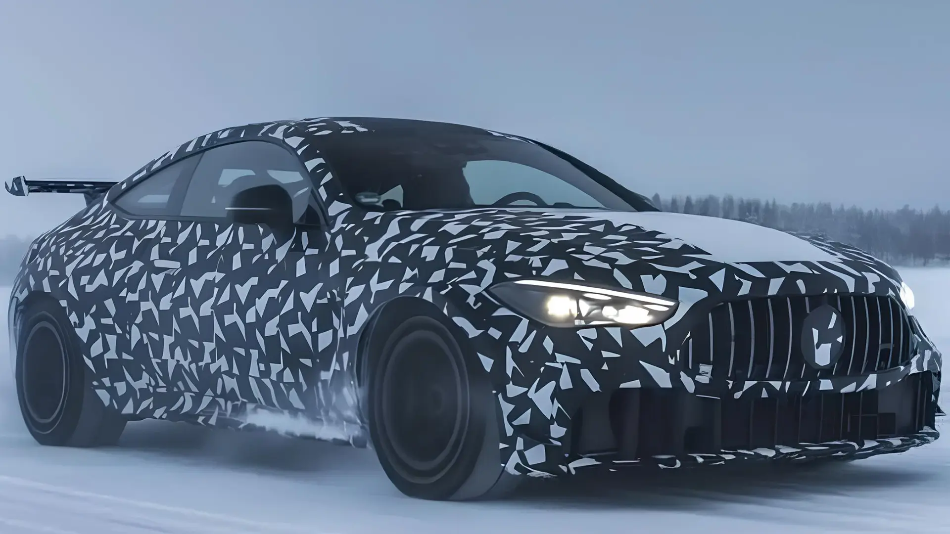 Mercedes CLE 63 у камуфляжі під час зимових тестів, вид спереду збоку