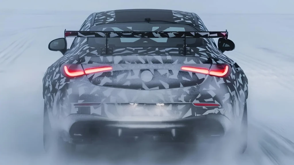 Mercedes CLE 63 у камуфляжі під час зимових тестів, вид ззаду
