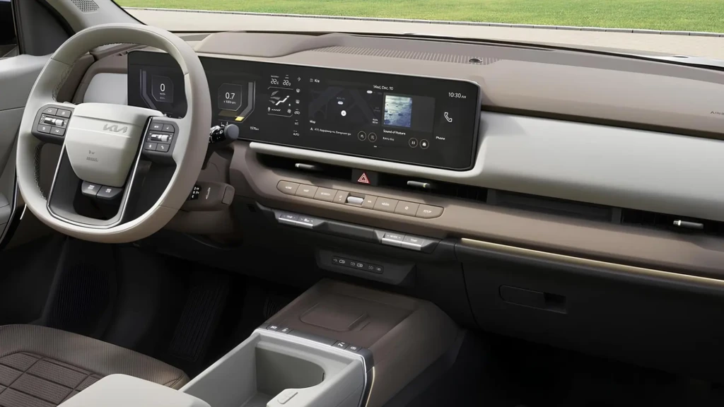 Інтер’єр Kia Seltos для європейського ринку з широким цифровим дисплеєм і сучасною передньою панеллю