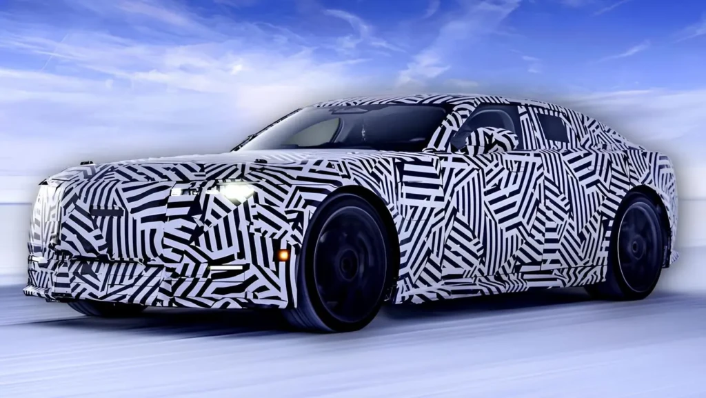 Jaguar GT у камуфляжі на зимових випробуваннях: спортивний седан 3/4 спереду на засніженій дорозі