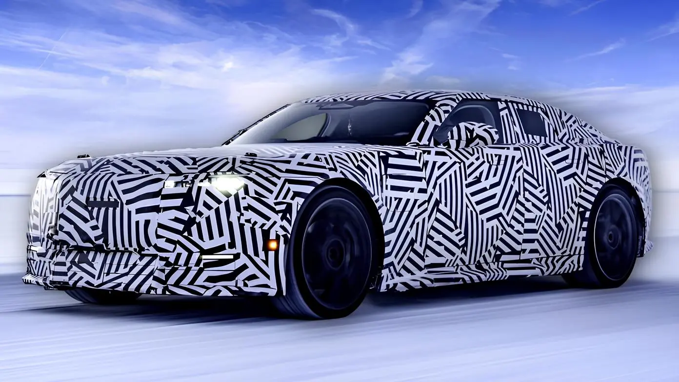 Jaguar GT у камуфляжі на зимових випробуваннях: спортивний седан 3/4 спереду на засніженій дорозі