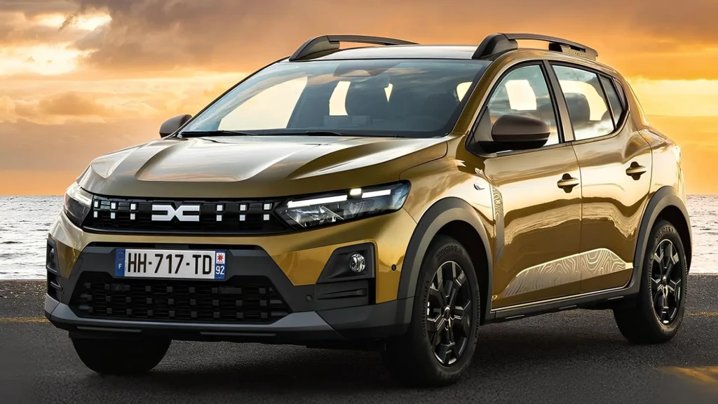 Наступний Dacia Sandero золотистого кольору, вид спереду збоку