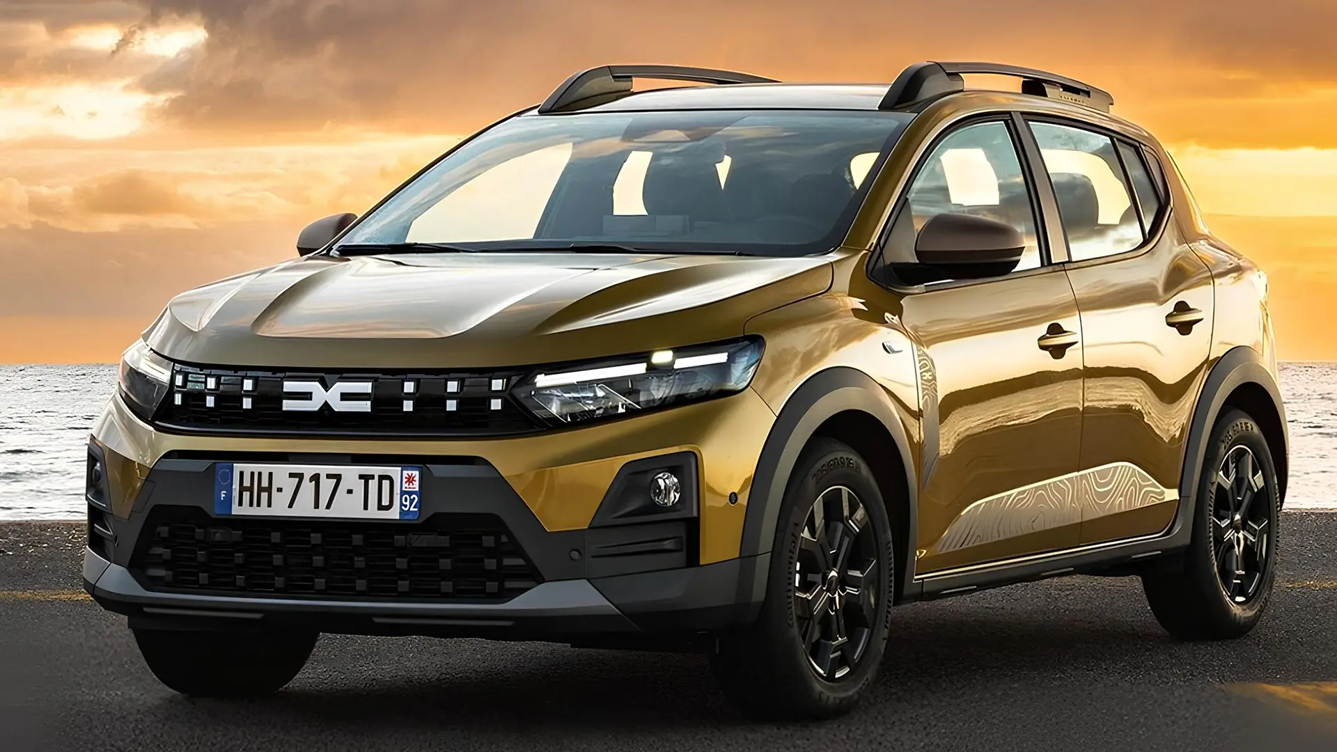 Наступний Dacia Sandero золотистого кольору, вид спереду збоку