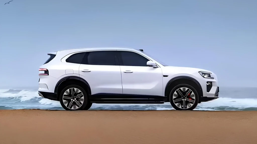 Белый кроссовер на побережье, вид сбоку, на фоне моря и волн