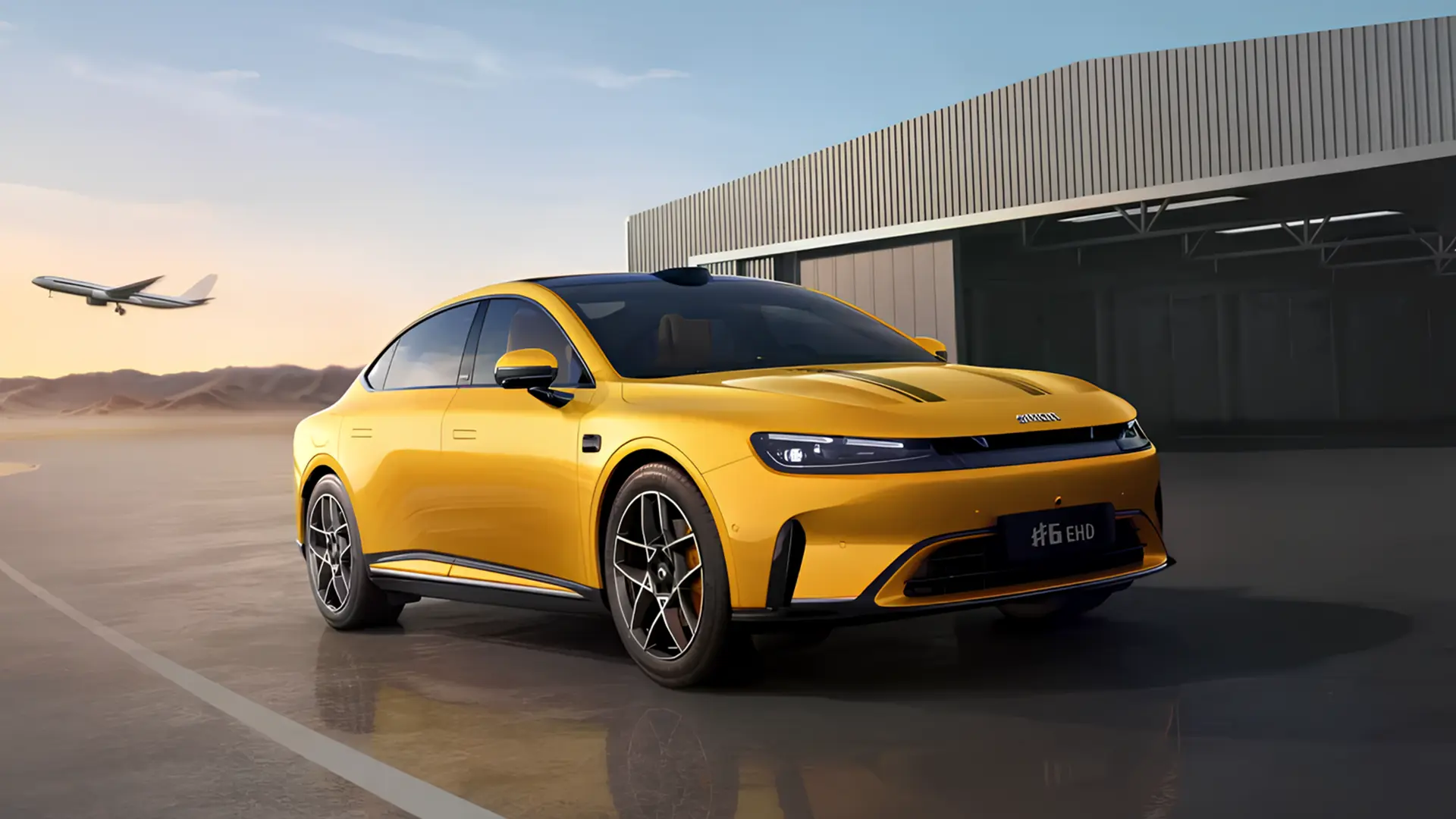 Найбільший Smart в історії, жовтий електричний ліфтбек вид спереду збоку