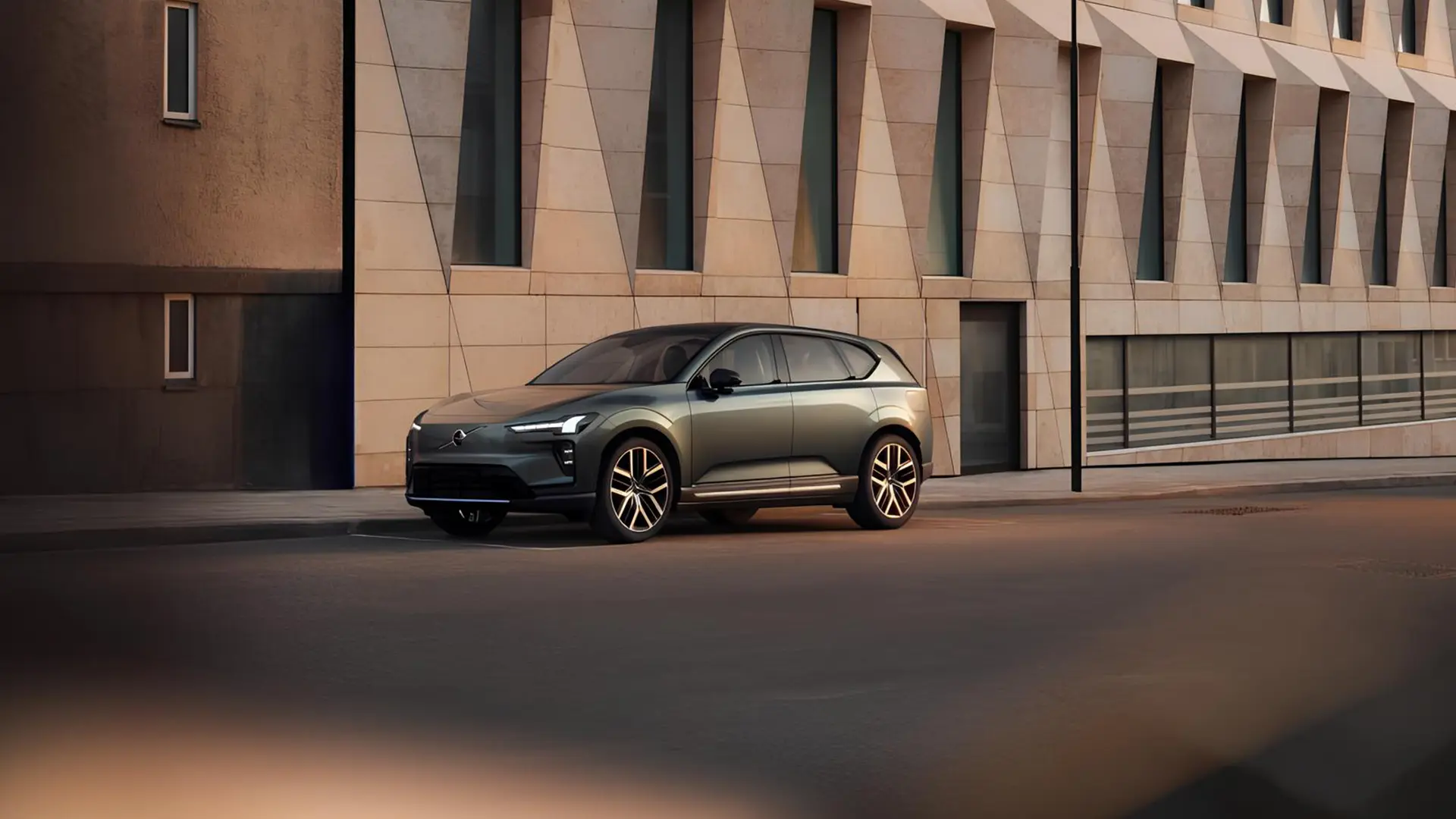 Volvo SDV сірого кольору, вид спереду збоку на міській вулиці