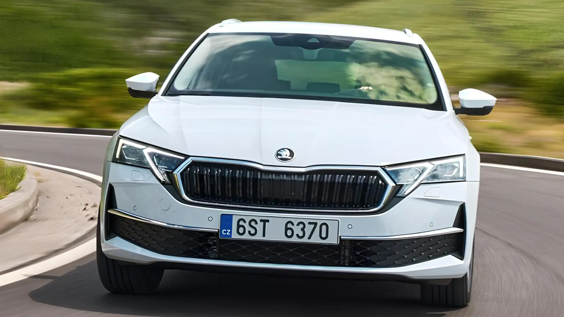 Skoda Octavia PHEV білого кольору в русі, вигляд спереду