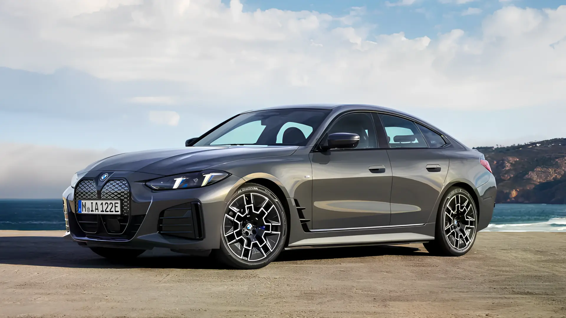 BMW i4, який знімуть з виробництва, сірого кольору, вид спереду збоку