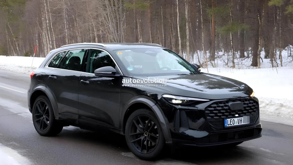 Новий бензиновий кросовер Porsche під час зимових тестів, вид спереду збоку