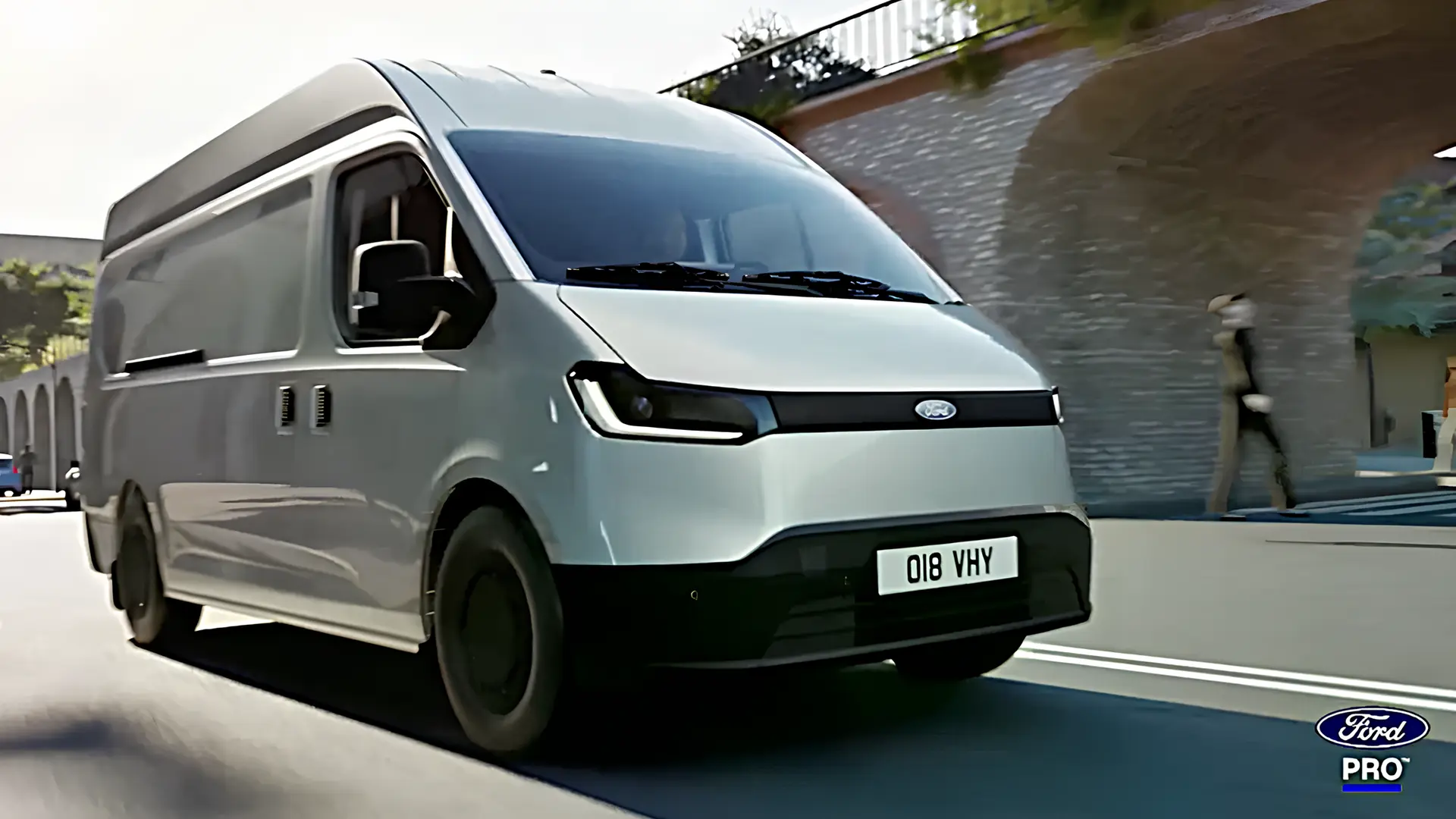 Ford Transit City світло-сірого кольору в русі, вид спереду збоку