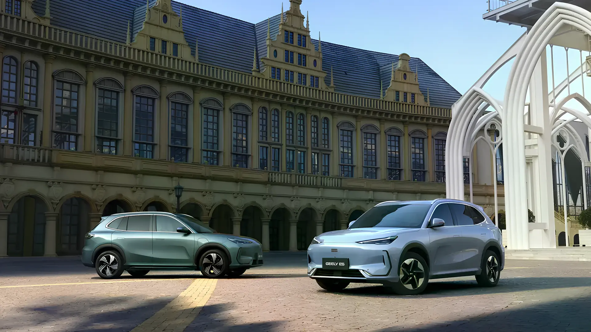 Синій кросовер Geely у русі міською вулицею, вид спереду збоку