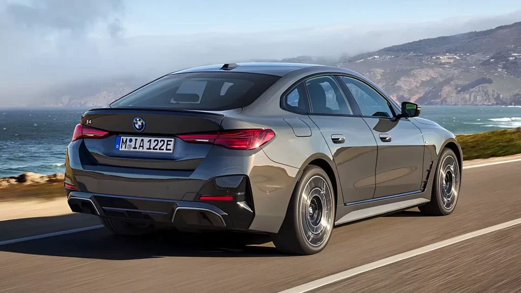 BMW i4, який знімуть з виробництва, сірого кольору в русі, вид ззаду збоку