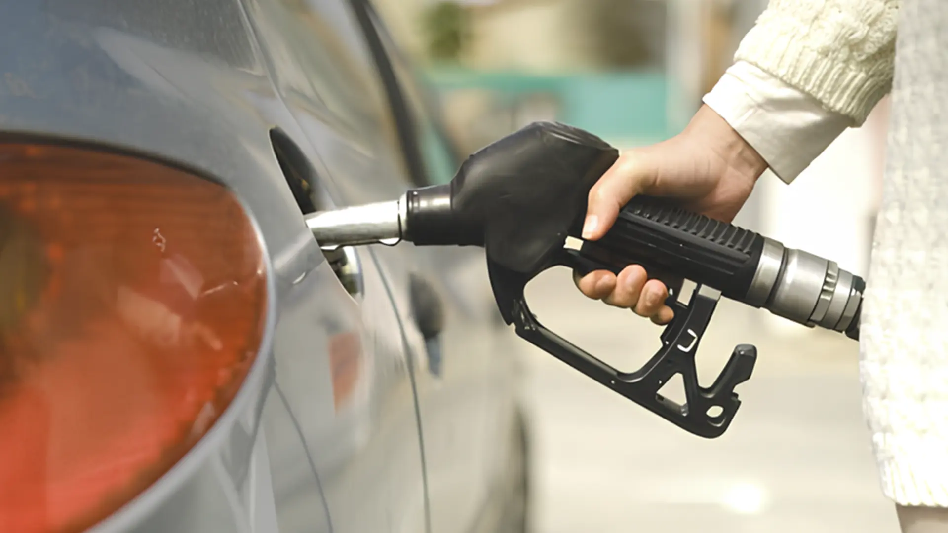 В Україні різко подорожчало пальне, заправка автомобіля на АЗС крупним планом