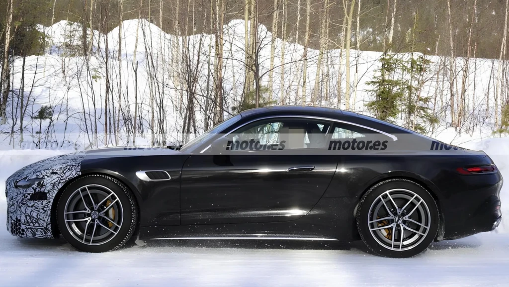 Mercedes-AMG GT Coupé 2027: спортивное купе в профиль во время зимних тестов