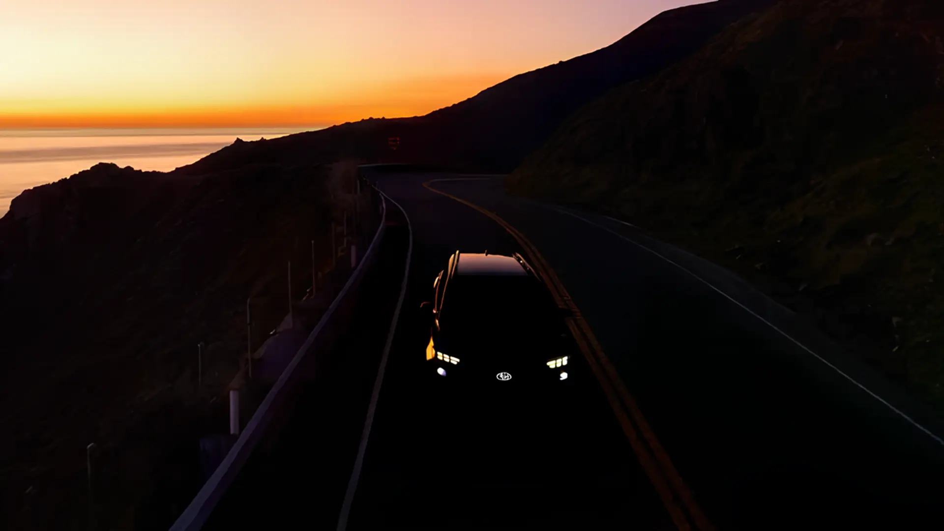 Subaru електричний SUV потужністю 420 к.с. на гірській дорозі в сутінках