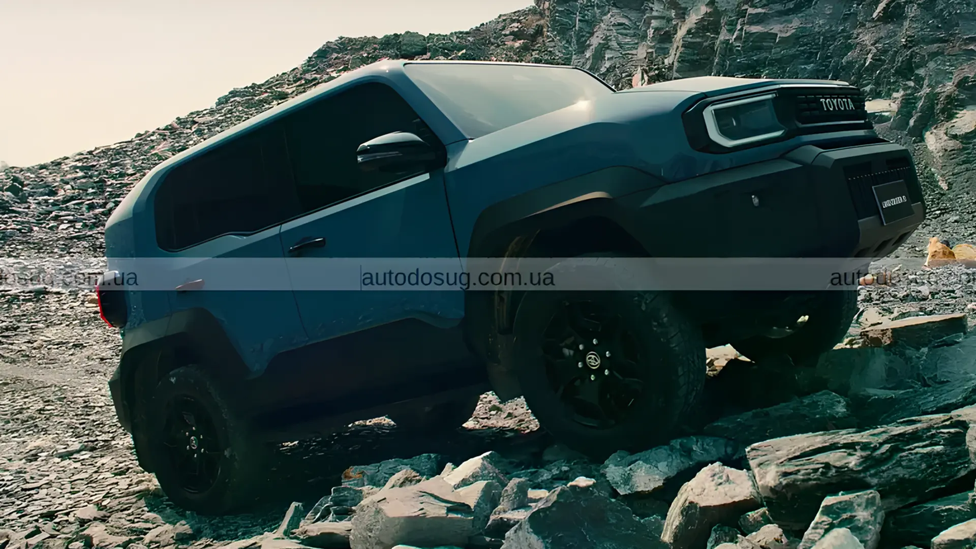 Toyota Land Cruiser FJ тёмного цвета на каменистом бездорожье, вид спереди сбоку