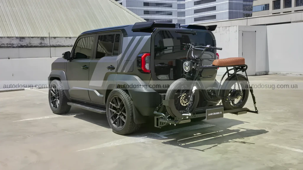 Toyota Land Cruiser FJ темного кольору з велосипедним кріпленням на задній частині, вид ззаду збоку