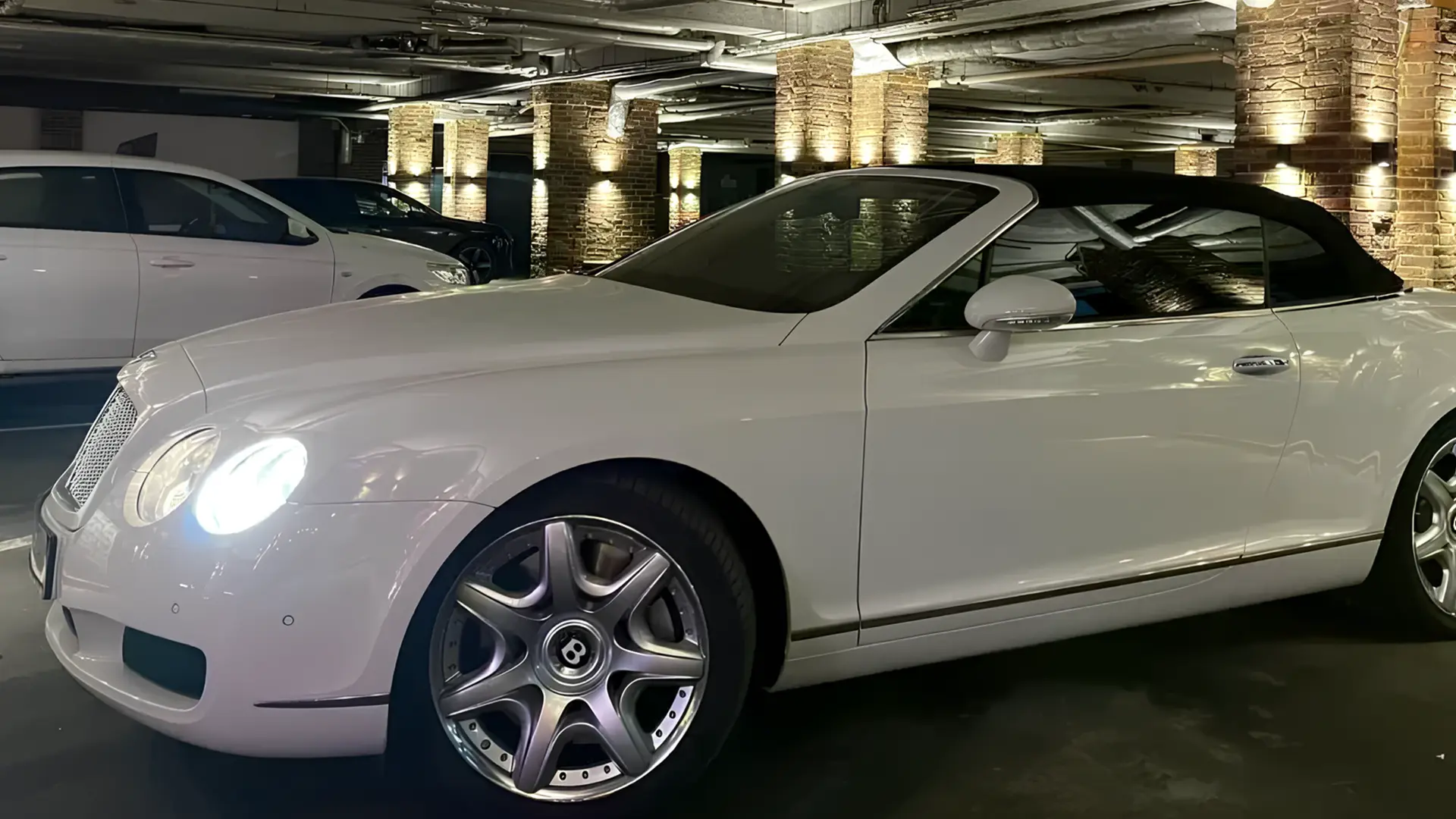 Bentley Continental GTC 2008 року білого кольору, вид збоку спереду