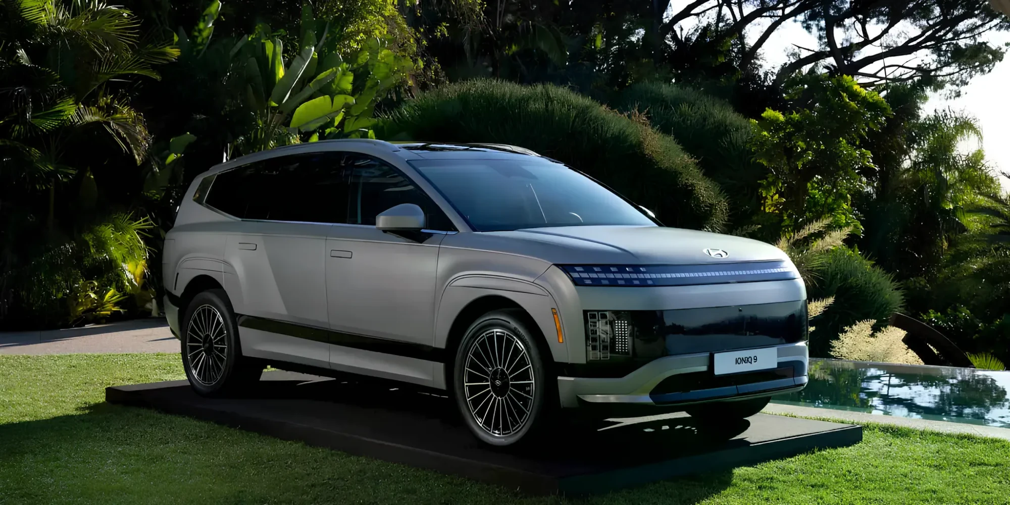 Електричний SUV Hyundai IONIQ 9 на відкритому майданчику біля басейну, вигляд спереду збоку