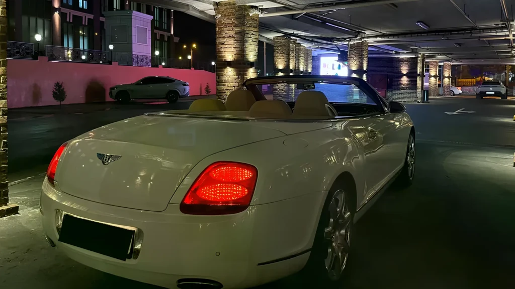 Bentley Continental GTC 2008 року білого кольору, вид ззаду збоку