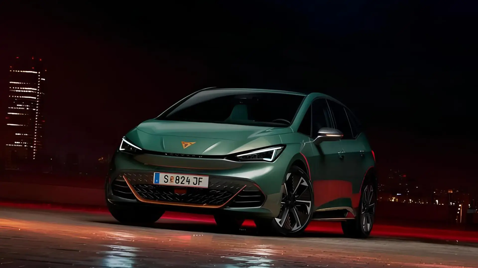 Volkswagen відкликає електромобілі через батареї, електричний хетчбек Cupra у фронтальному боковому ракурсі