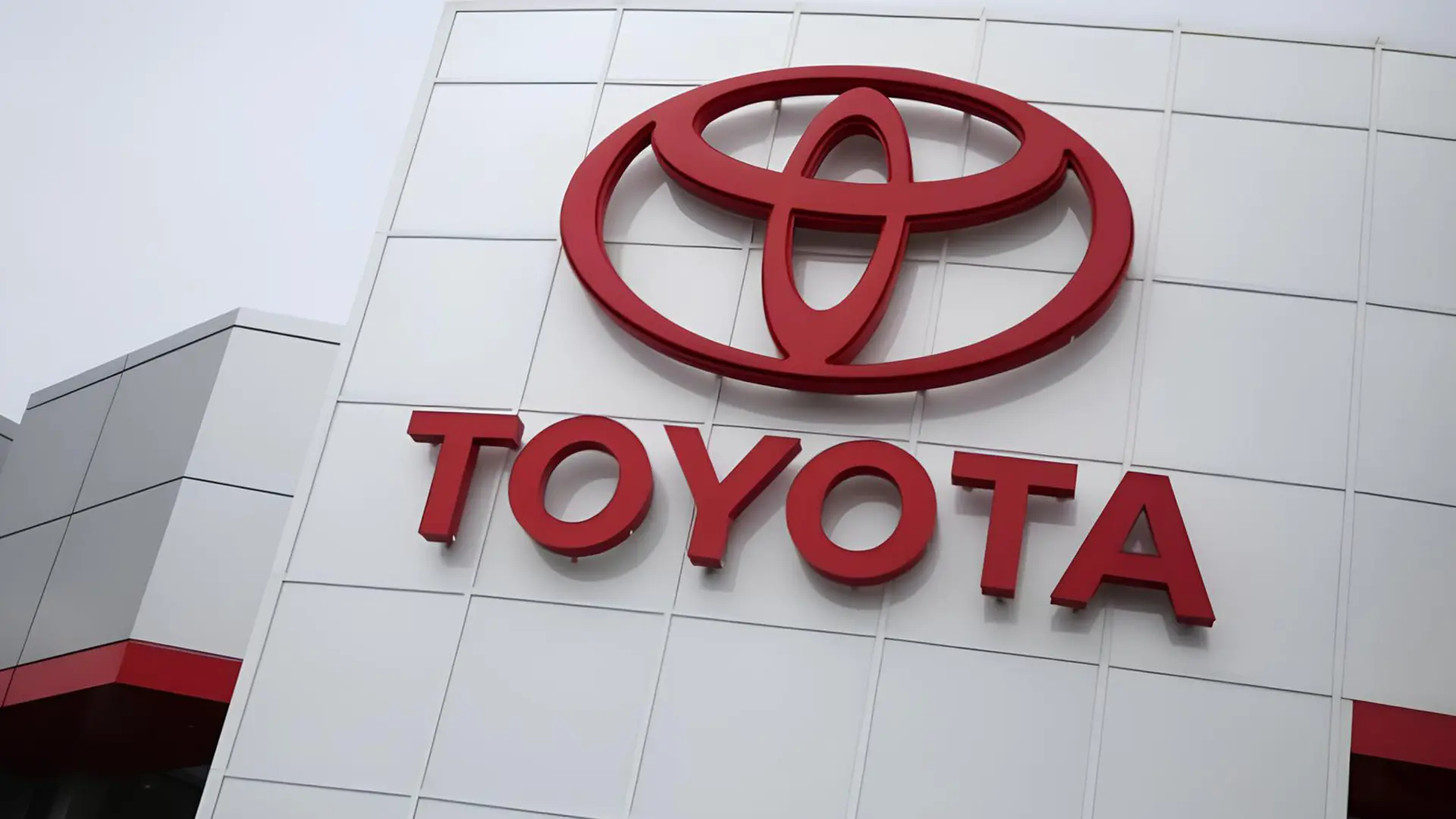 Toyota інвестує 1 мільярд доларів у США, логотип компанії на фасаді будівлі