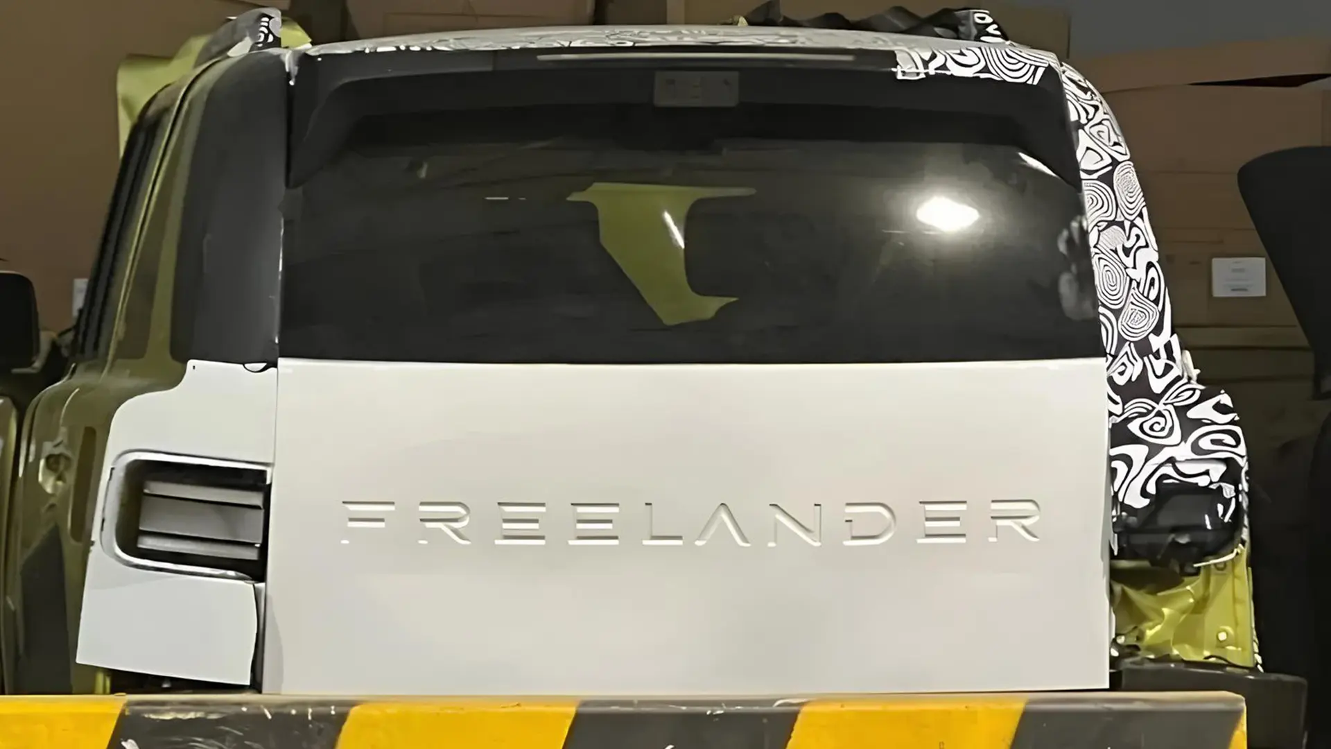 Задня частина Freelander 2027 з великим написом на кришці багажника