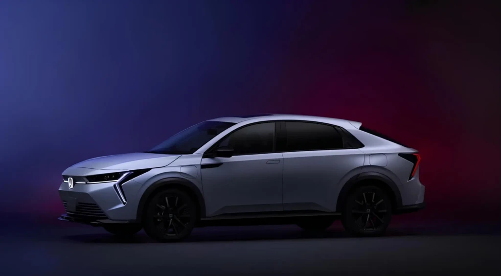 Сірий Honda Insight у профіль на студійному градієнтному фоні, сучасний силует кросовер-ліфтбек і LED-оптика