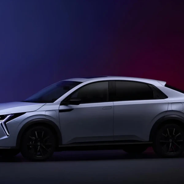 Honda Insight повернувся як електромобіль китайського походження.