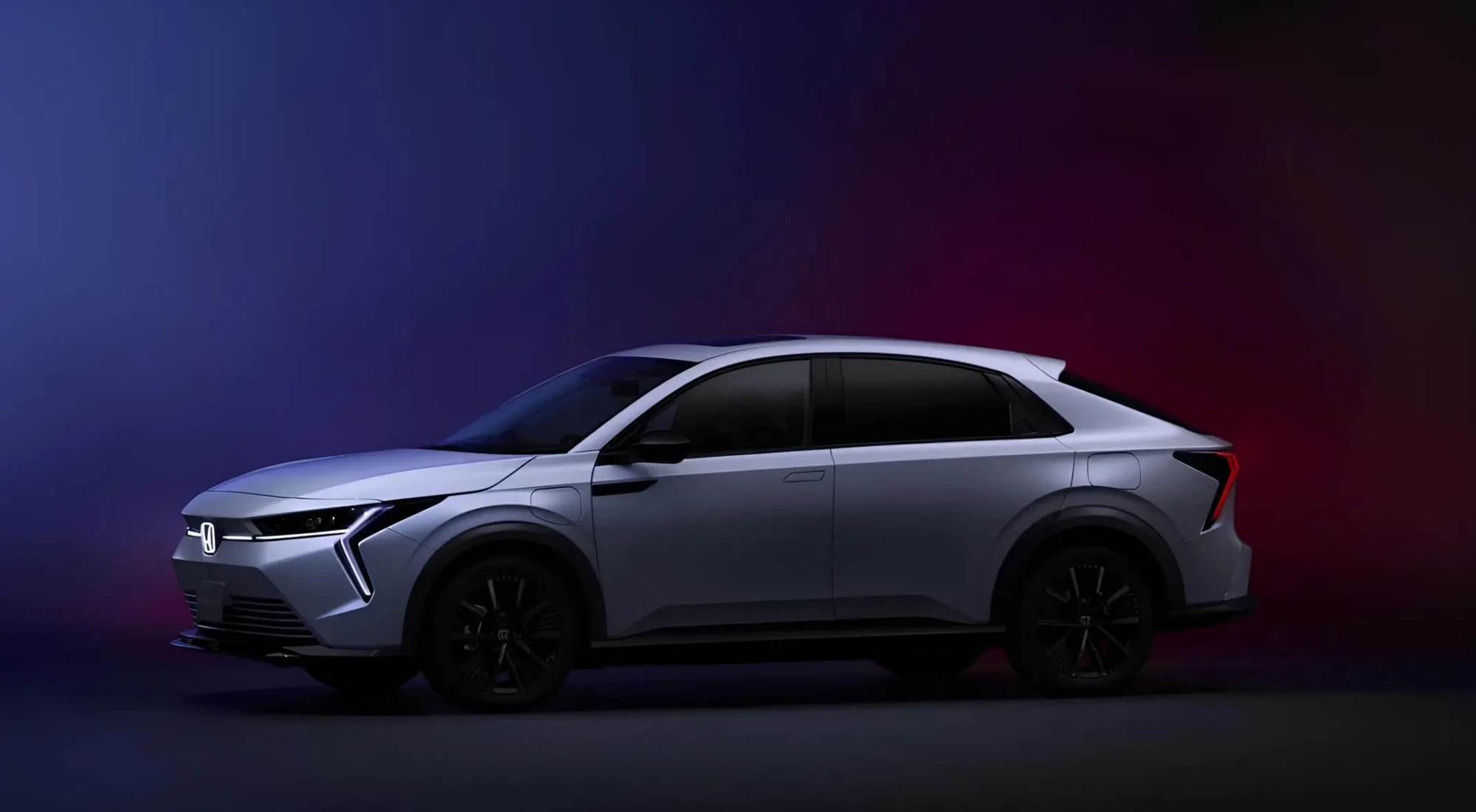 Сірий Honda Insight у профіль на студійному градієнтному фоні, сучасний силует кросовер-ліфтбек і LED-оптика