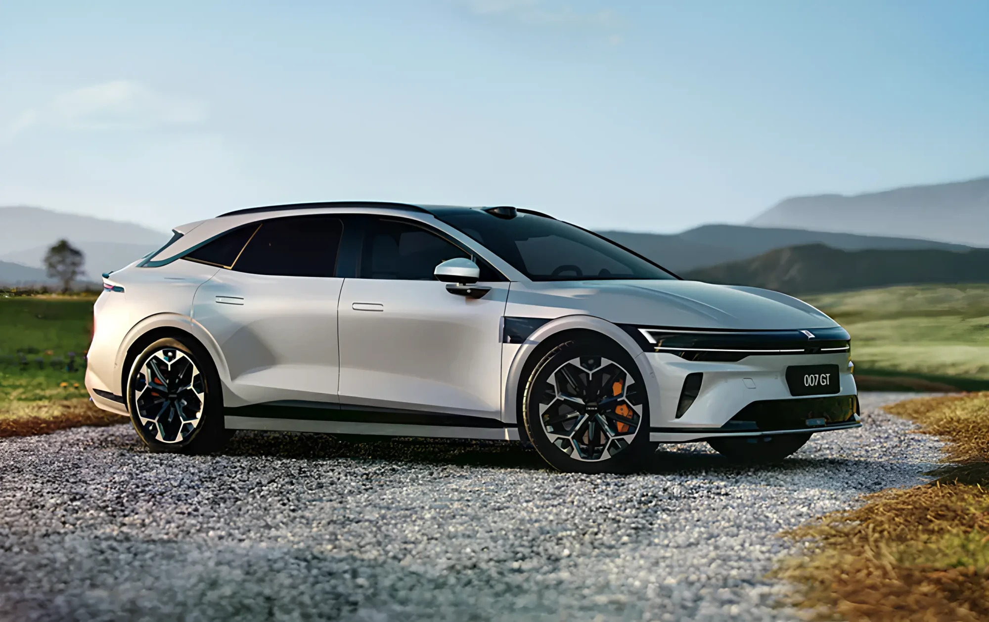 Zeekr 007 GT може подорожчати: електричний універсал на тлі відкритого пейзажу