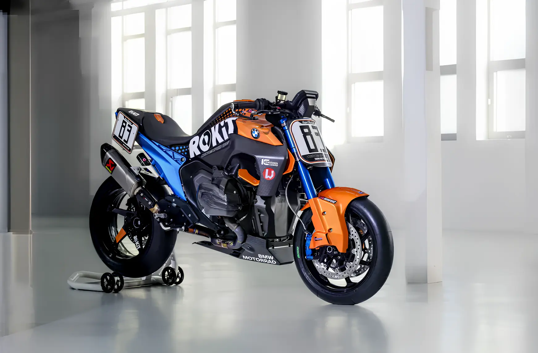 кастом-байк BMW R 1300 R Superhooligan